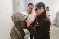 Незрячие читатели специальной библиотеки побывали на сенсорной экскурсии в Мурманском областном художественном музее