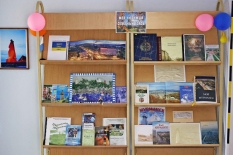 Ко Дню Мурманска библиотека подготовила выставку книг и изданий о любимом городе