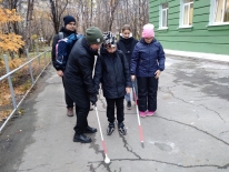 Юные читатели с нарушениями зрения гуляют по городу и учатся ходить с белой тростью